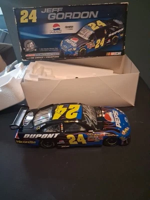 Coche NASCAR 1/24 Dupont 2008 Impala firmado a mano Jeff Gordon/22.008 sin certificado de autenticidad Foto 1 de 4