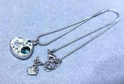 Collar colgante con motivo de concha de cristal de Swarovski Foto 1 de 4