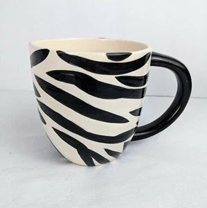 Schwarz-weiß gestreifte Tasse Zebra Figur innen Tiermotiv Weltmarkt - Bild 1 von 8