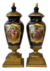 Un par de diminutas urnas de porcelana estilo Viena - Imagen 1 de 11