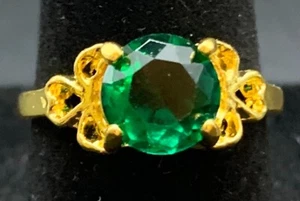 Anillo antiguo vintage de circonita cúbica con estrás verde tono dorado - talla 7 - Imagen 1 de 4
