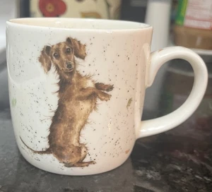 Taza Royal Worcester Wrendale Designs Hannah Dale 'Hello Sausage' Dachshund en muy buena condición - Imagen 1 de 5