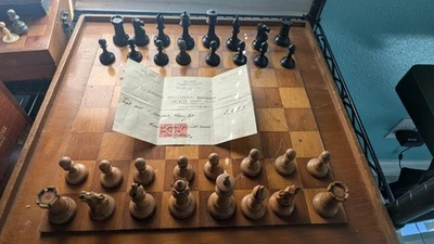 Juego de ajedrez vintage Ayres Staunton coronas rojas en torres y caballeros recibo 1931 Foto 1 de 4