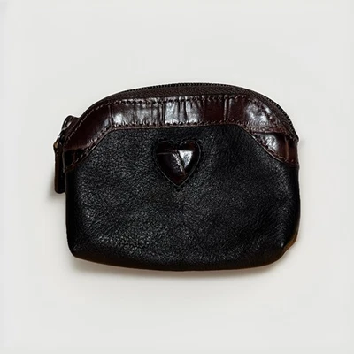 Cartera pequeña Brighton para cambiar monedas de cuero granulado negro corazón marrón Foto 1 de 4