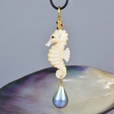 Seahorse Pendant Carved Mother-of-Pearl & Gold Vermeil on Sterling Silver 9.83 g - Image 1 of 4