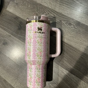 Stanley x Love Shack Fancy 40 Unzen Blühendes Erbstück Löscher Rosa Becher Neu - Bild 1 von 12