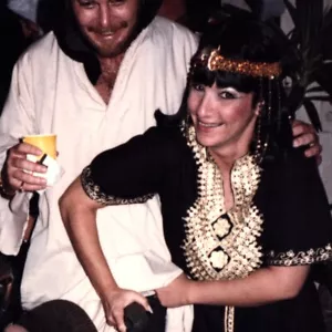 Foto 1985 Costume Festa Halloween Dea Greca Afferra Fallo Ubriaco Cleopatra - Foto 1 di 2