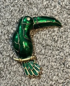 Broche Tucán Esmalte Verde De Colección Rama Encaramada Tono Dorado Usado Sin Marca - Imagen 1 de 16