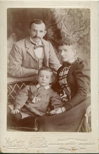 Photographic portrait of a young family - circa 1890s - Imagen 1 de 1