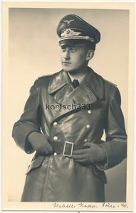 Foto Portrait Leutnant der Luftwaffe mit Schirmmütze und im Ledermantel - Bild 1 von 1