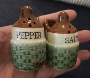 Salero y pimentero de cerámica tejido de canasta japonés raro nuevo stock antiguo vintage - Imagen 1 de 5