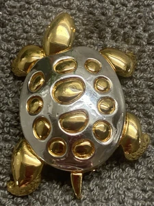Vintage Coro gold- und silberfarbene gravierte Schildkröte Schildkröte Anstecknadel Brosche L3 - Bild 1 von 7