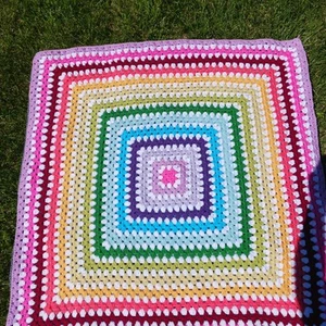 Hermosa manta de regazo hecha a mano afgana de ganchillo arco iris brillantes bebé 37" cuadrados - Imagen 1 de 7