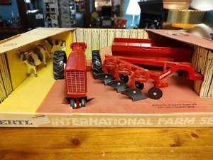 Ertl Blueprint Replica Int'l Farm Set #5031 -Farmall 544-Plow-Flare Wagon-Cattle - Picture 1 of 8