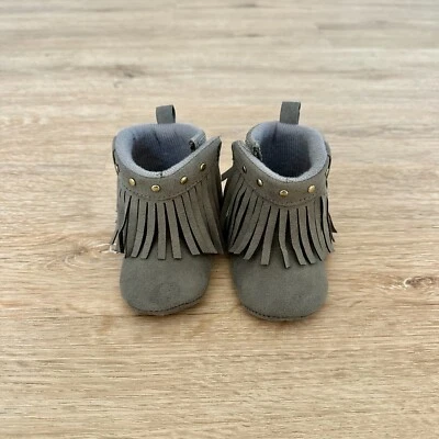 Botas de franja cinza bebê menina nova sem etiquetas, tamanho 6-9M - Imagem 1 de 4