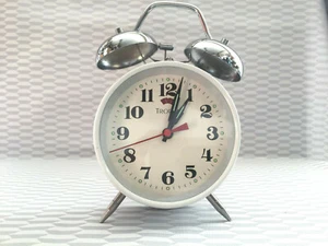 ANCIEN RÉVEIL MATIN PENDULE DE TABLE SALON VINTAGE TROPHY DESIGN COLLECTOR ART - Picture 1 of 7