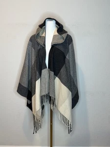 Mantón envolvente de lana de cordero a cuadros Avoca The Mill con capucha gris negro crema flecos para mujer - Imagen 1 de 9