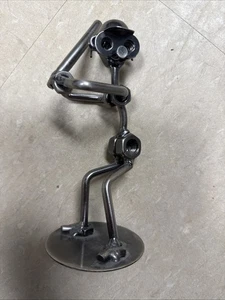 Stehender Metallkunst BASEBALLSPIELER Muttern und Schrauben Sport Figur schwingender Schläger - Bild 1 von 4