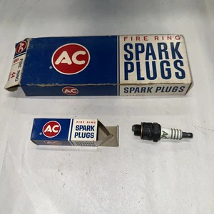 8 OEM NOS AC Delco 44 Spark Plugs Stock Number # 1559492 Green Stripe - Picture 1 of 2