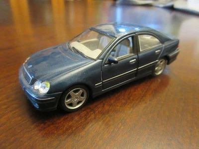 1:43 Hongwell Mercedes-Benz Clase C VERDE Cararama puertas de apertura Foto 1 de 4