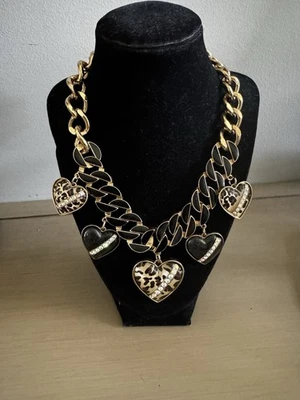 Collar BETSEY JOHNSON Tono Dorado Pesado Corazón Leopardo AB Esmalte Negro Foto 1 de 4
