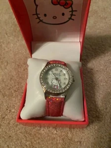 NEU mit Geschenkbox HELLO KITTY Uhr von SANRIO rosa Band Glitzer um Zifferblatt Unisex - Bild 1 von 4
