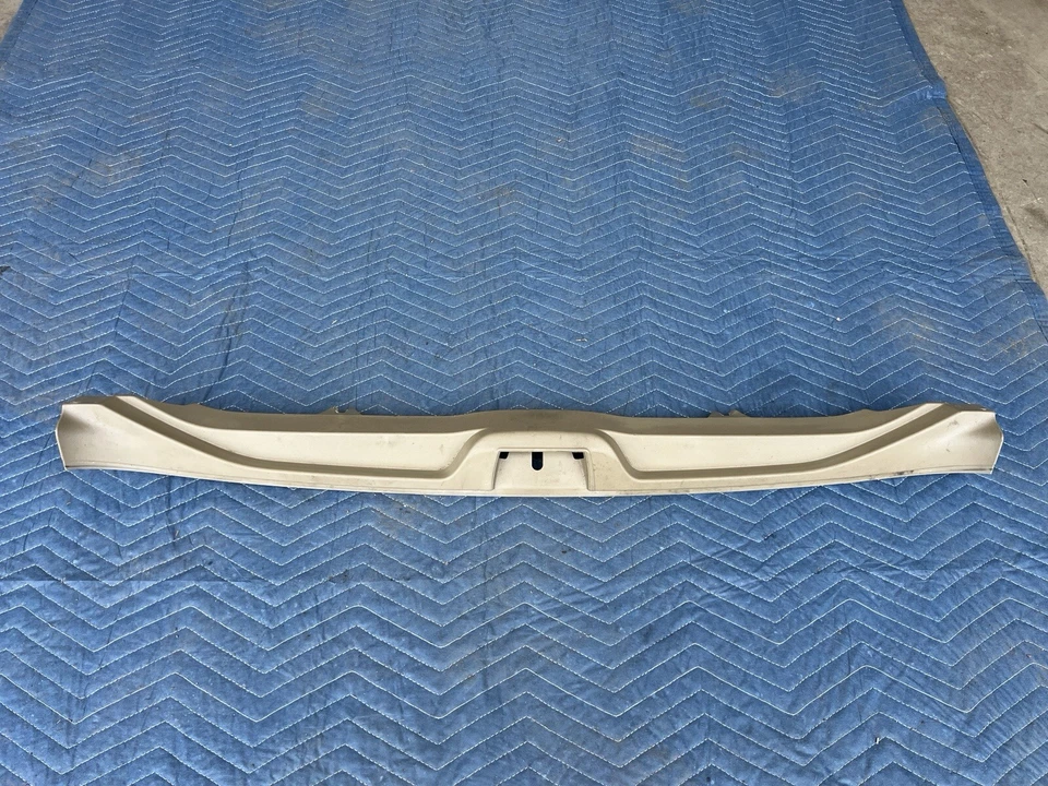 Volvo XC70 2008-2015 vagón maletero trasero entrada panel rasguño moldura bronceada OEM #4222E Foto 1 de 4