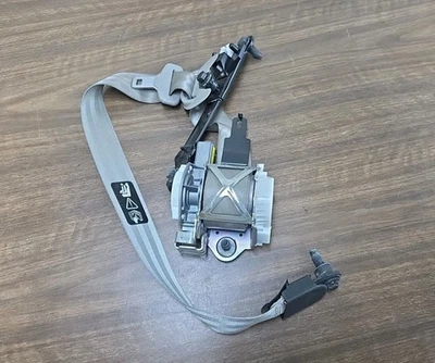 Серый натяжитель ремня безопасности для переднего правостороннего пассажира KIA Forte 2009-2013 годов выпуска от оригинального производителя. 88820-1M500 - Изображение 1 из 4