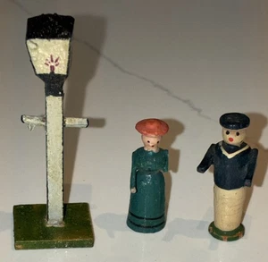 ANTIQUE 1920'S ERZGEBIRGE GERMAN (?) MINI, WOOD LAMP POST & Two People - Picture 1 of 12