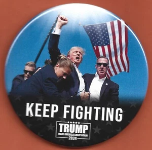 Bouton de campagne présidentielle 2024 Donald J Trump - 3"/ "Keep Fighting" (Pin32L) - Photo 1/2