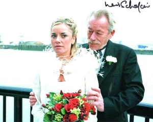 Television Autograph: LESLIE SCHOFIELD (EastEnders) Signed Photo - Imagen 1 de 1