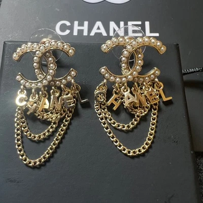 Pendientes de perlas 100 % auténticos con logotipo Chanel CC Foto 1 de 4