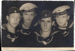 Foto Marineros de la Armada de Yugoslavia 1945-46 después de la Segunda Guerra Mundial insignia rara - Imagen 1 de 2