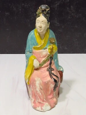 Estátua chinesa antiga de uma velha de cerâmica sentada - Imagem 1 de 4