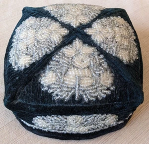 Sombrero de boda vintage uzbeko hecho a mano de terciopelo con cuentas 'Tyubiteka' - unisex excelente - Imagen 1 de 7