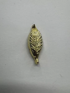 Goldfarbene Anstecknadel aus Kunststoff in Blattform - Bild 1 von 3