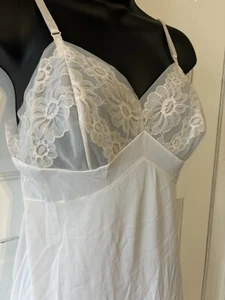 Rare Vintage Vanity Fair Slip, Pale Pink W/Daisies Overlay, Full Slip 34 Nylon - Bild 1 von 6
