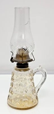 Antigua lámpara de aceite de queroseno Plume and Atwood Co Banner con mango luna y estrellas LEER Foto 1 de 4