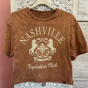 Social Culture Coastal Cowgirl Equestrian Worn Look Faded Nashville Crop Tee S - Bild 1 von 5