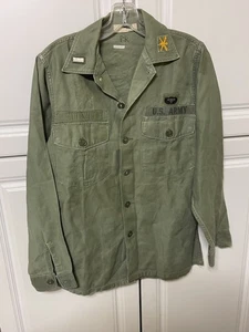 Camicia uomo cotone US Army Vietnam epoca 14 1/2 x 33 con nome OG 107 toppe raso - Foto 1 di 10