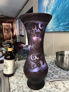 Vaso in vetro artistico Bombay viola inciso 14,75”x6,5” - Foto 1 di 10