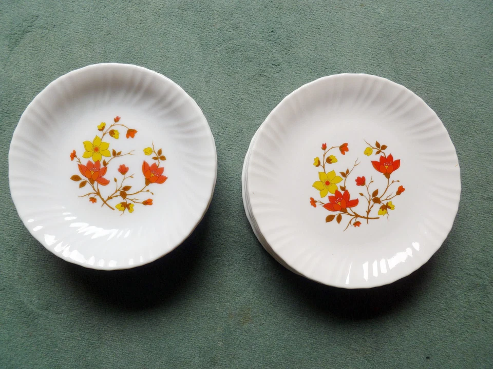 ARCOPAL SOVIREL fleurs rouges-jaunes: 6 Assiettes plate + 6 creuses PARFAIT ÉTAT - Photo 1/1