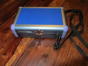 BOITE METAL BLEU TURQUOISE TRANSPORT NINTENDO DS / 3DS - Foto 1 di 1