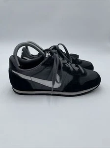 Zapatos de gamuza Nike Genicco negros gris blancos 644451-018 para mujer 7 zapatillas - Imagen 1 de 8