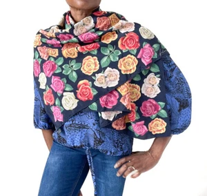 Bufanda de seda Rose Heads - Tela Frontline Zurich - AZUL / Multicolor - GRANDE - Imagen 1 de 6