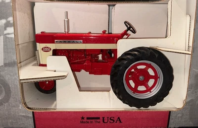 Scale Models Farmall 560 Narrow Front 1:8 Tractor Collectors Edition HUGE - Image 1 of 4
