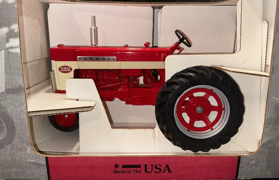 Scale Models Farmall 560 Narrow Front 1:8 Tractor Collectors Edition HUGE - Image 1 of 4