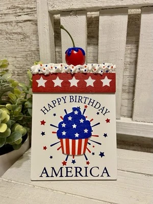 ПАТРИОТИЧЕСКИЙ Americana деревянный знак искусственного кнута украшение Happy день рождения Америка 6,15" - Изображение 1 из 4