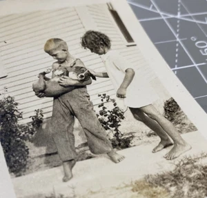 1930 Niño Perro Mono Niña Vestido Texas Niños Vintage Retrato Instantánea - Imagen 1 de 8