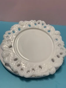 Placa de vidrio de leche victoriana vintage EAPG con diseño de encaje elevado y querubines - Imagen 1 de 9